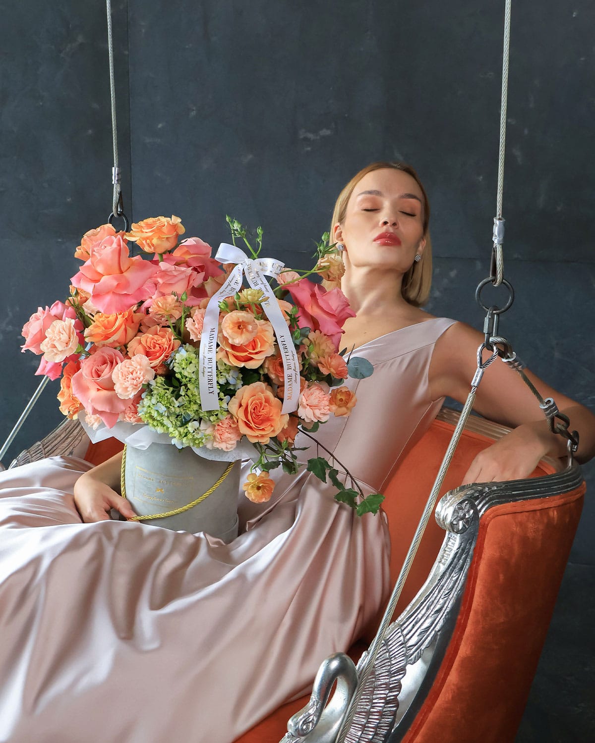 Coralé es una sinfonía de elegancia y delicadeza, diseñada para quienes buscan la máxima expresión de lujo en el arte floral. Este arreglo de lujo en rosas peach combina la suavidad romántica de las rosas y claveles melocotón con la frescura vibrante de las mini hortensias verdes y la gracia ligera de los ranúnculos butterfly.