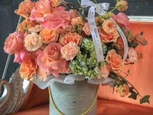 Coralé es una sinfonía de elegancia y delicadeza, diseñada para quienes buscan la máxima expresión de lujo en el arte floral. Este arreglo de lujo en rosas peach combina la suavidad romántica de las rosas y claveles melocotón con la frescura vibrante de las mini hortensias verdes y la gracia ligera de los ranúnculos butterfly.