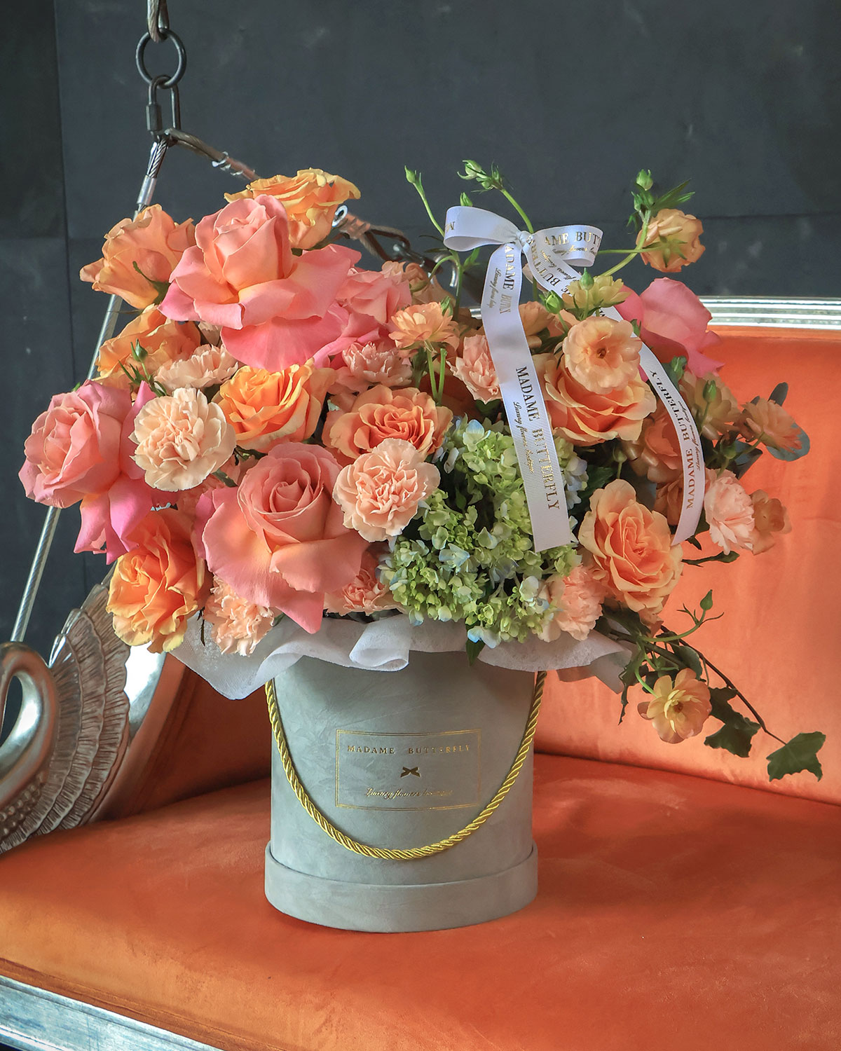 Coralé es una sinfonía de elegancia y delicadeza, diseñada para quienes buscan la máxima expresión de lujo en el arte floral. Este arreglo de lujo en rosas peach combina la suavidad romántica de las rosas y claveles melocotón con la frescura vibrante de las mini hortensias verdes y la gracia ligera de los ranúnculos butterfly.
