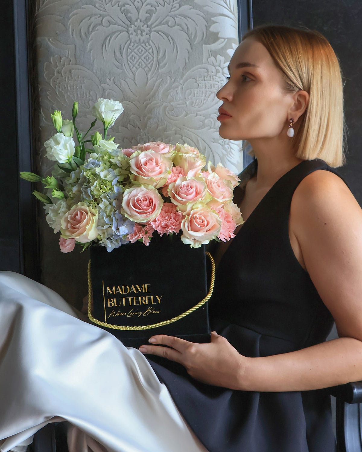arreglo de rosas y hortensias que fusiona la ternura de las rosas rosadas con la frescura de mini hortensias, lisianthus y claveles, creando un universo floral de lujo y distinción.