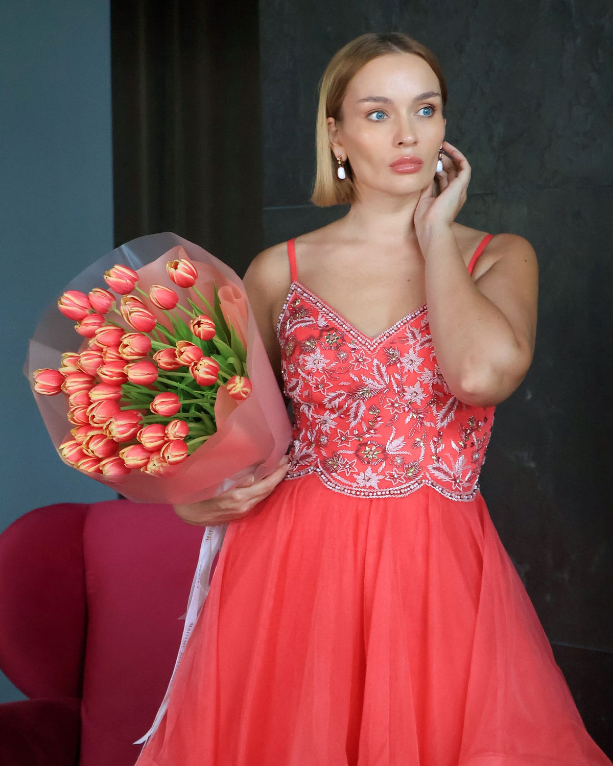 Este hermoso bouquet grande de tulipanes, envuelto en tiernas capas de papel coreano, que evoca alegría, frescura y sofisticación atemporal.
