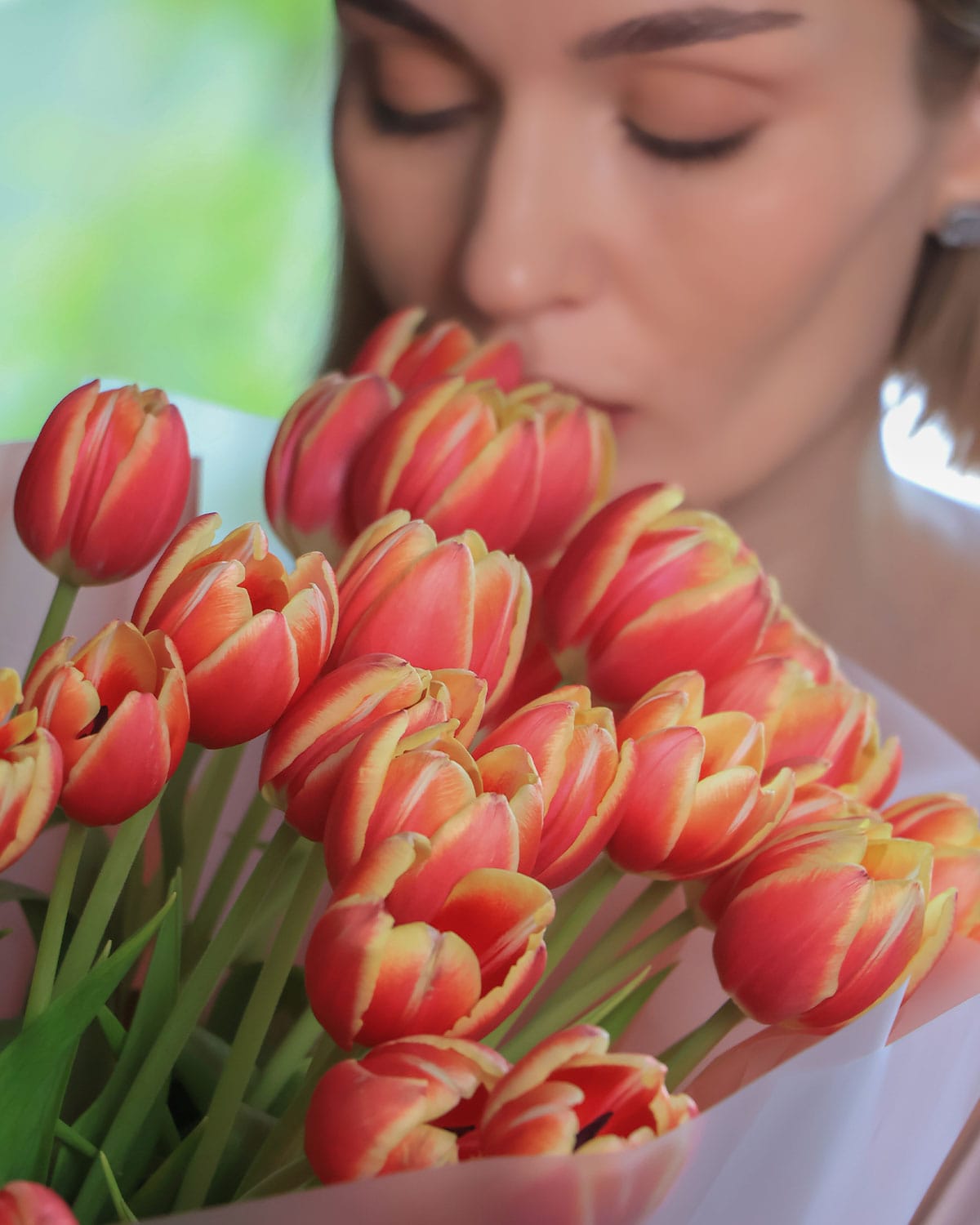 Este hermoso bouquet grande de tulipanes, envuelto en tiernas capas de papel coreano, que evoca alegría, frescura y sofisticación atemporal.
