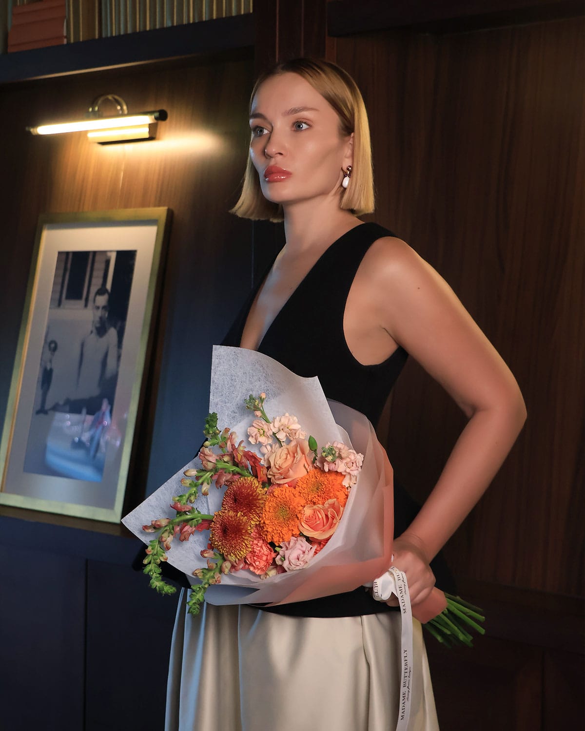 bouquet de rosas y dhalias que combina la calidez de las rosas peach, la exclusividad de las dragonarias y la majestuosidad de las dhalias.