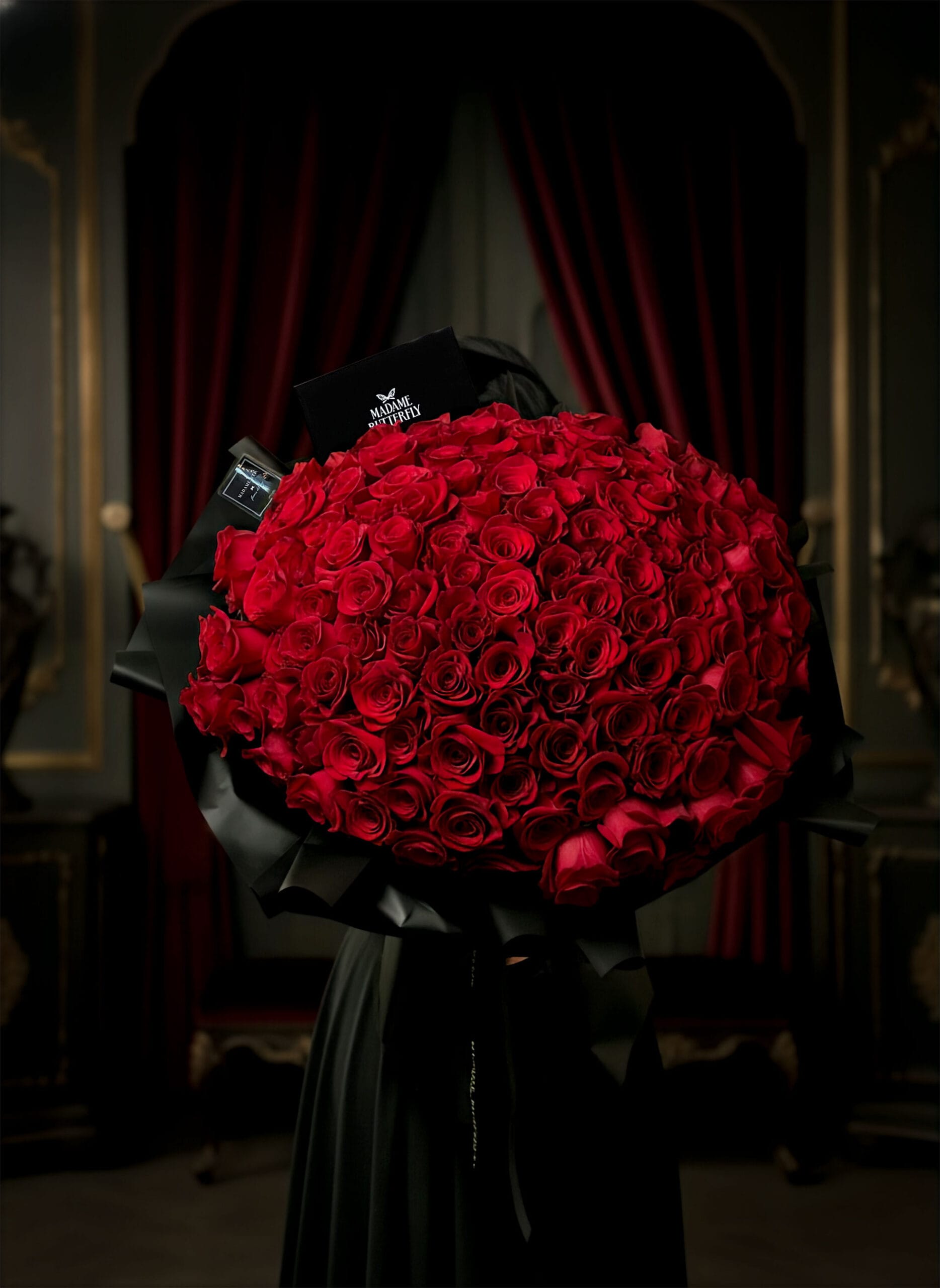 Devotion es una ofrenda de amor absoluto. Una sinfonía de 150 rosas que susurra promesas eternas entre sombras elegantes y destellos dorados. Y cuando el amor es tan grande como el alma que lo entrega, este bouquet lo dice todo —con belleza, con poder, con reverencia.