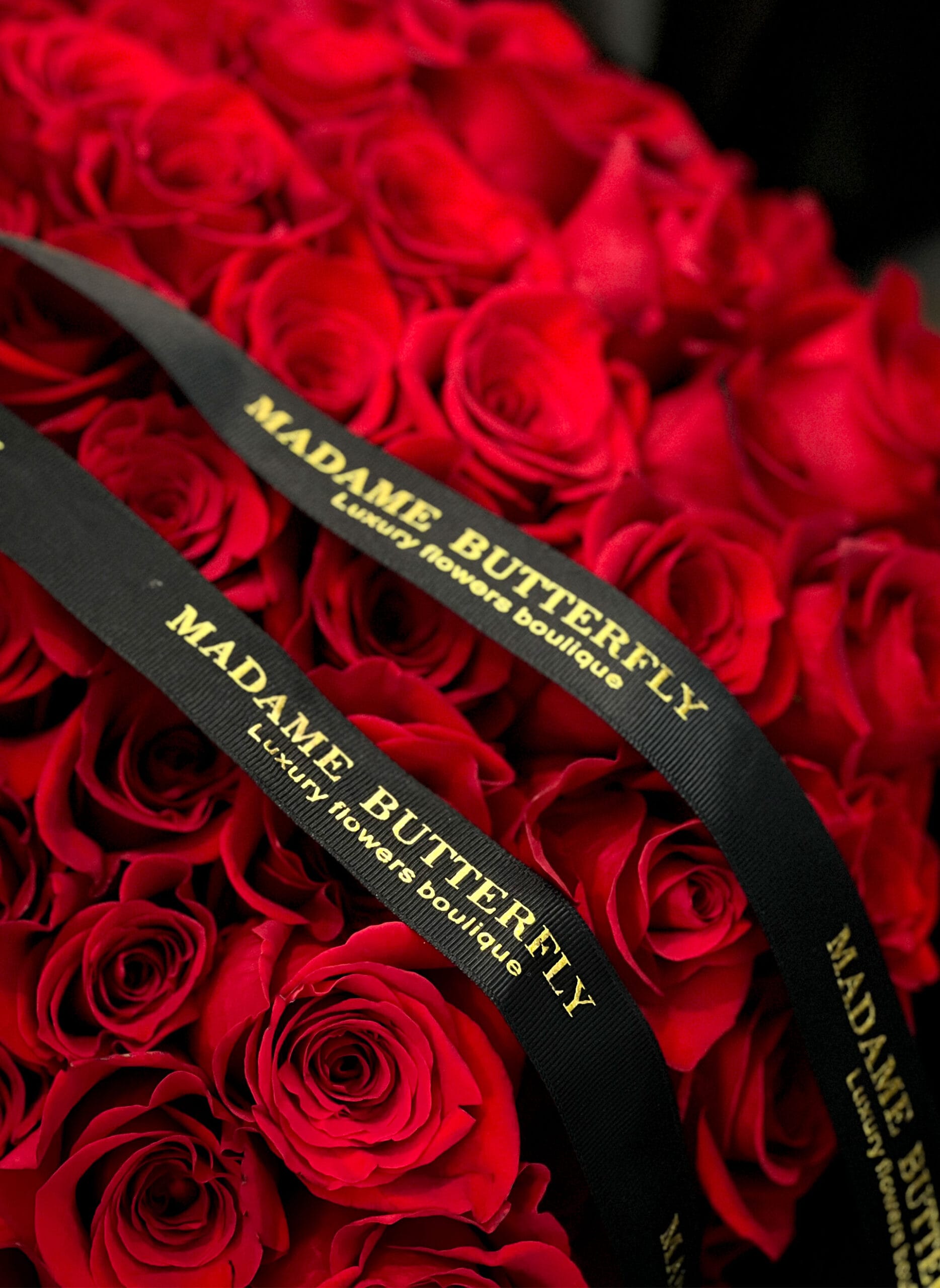Devotion es una ofrenda de amor absoluto. Una sinfonía de 150 rosas que susurra promesas eternas entre sombras elegantes y destellos dorados. Y cuando el amor es tan grande como el alma que lo entrega, este bouquet lo dice todo —con belleza, con poder, con reverencia.