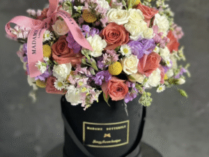 AMOR es un abrazo floral. Este arreglo de flores mixtas en caja de terciopelo, elegante y exclusivo, ha sido diseñado para conmover y permanecer en la memoria. Su estética refinada, su composición armoniosa y su esencia poética lo convierten en el regalo ideal para quien merece algo verdaderamente extraordinario.