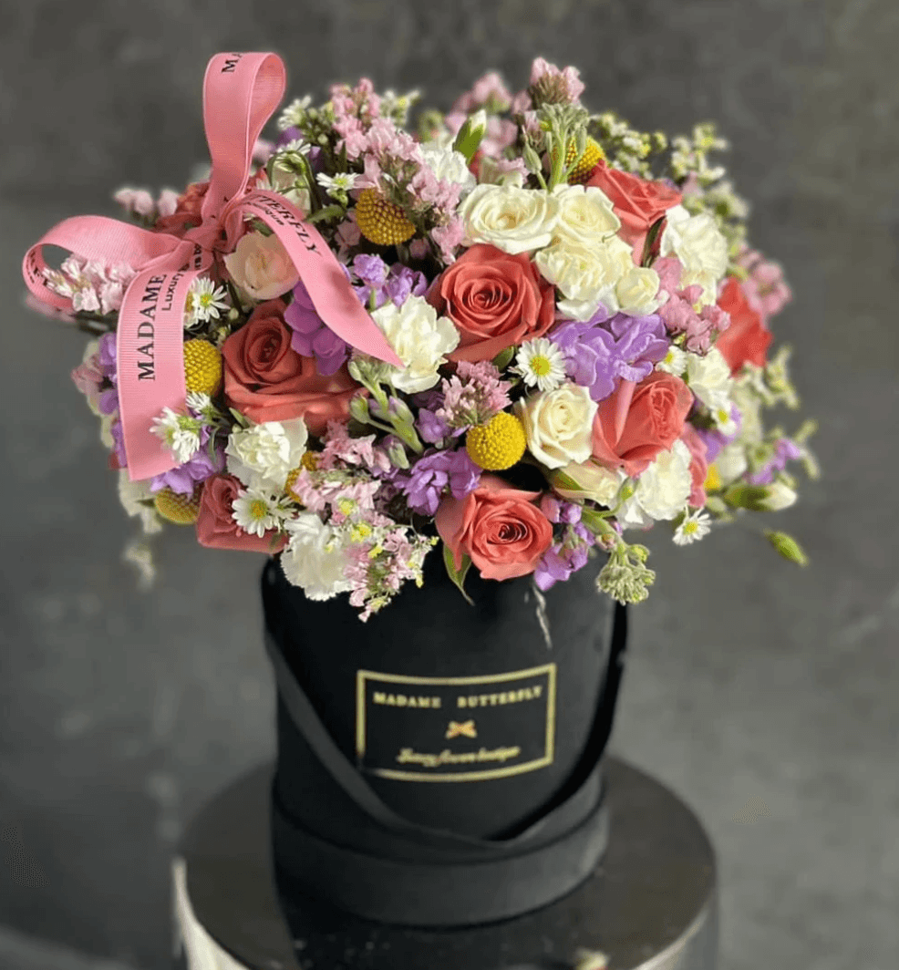 AMOR es un abrazo floral. Este arreglo de flores mixtas en caja de terciopelo, elegante y exclusivo, ha sido diseñado para conmover y permanecer en la memoria. Su estética refinada, su composición armoniosa y su esencia poética lo convierten en el regalo ideal para quien merece algo verdaderamente extraordinario.