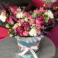Petite Lolita es una carta de amor escrita con pétalos suaves, colores dulces y detalles dorados que brillan como un secreto bien guardado. En su delicadeza habita una fuerza sutil: la de los gestos tiernos, los recuerdos imborrables y la belleza que no necesita alzar la voz para ser inolvidable.