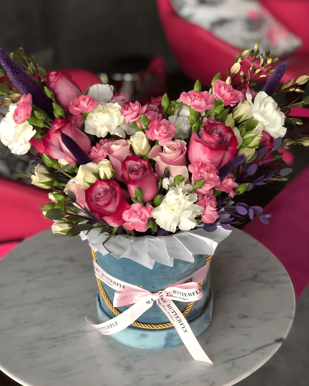 LOLITA Petite Lolita es una carta de amor escrita con pétalos suaves, colores dulces y detalles dorados que brillan como un secreto bien guardado. En su delicadeza habita una fuerza sutil: la de los gestos tiernos, los recuerdos imborrables y la belleza que no necesita alzar la voz para ser inolvidable.