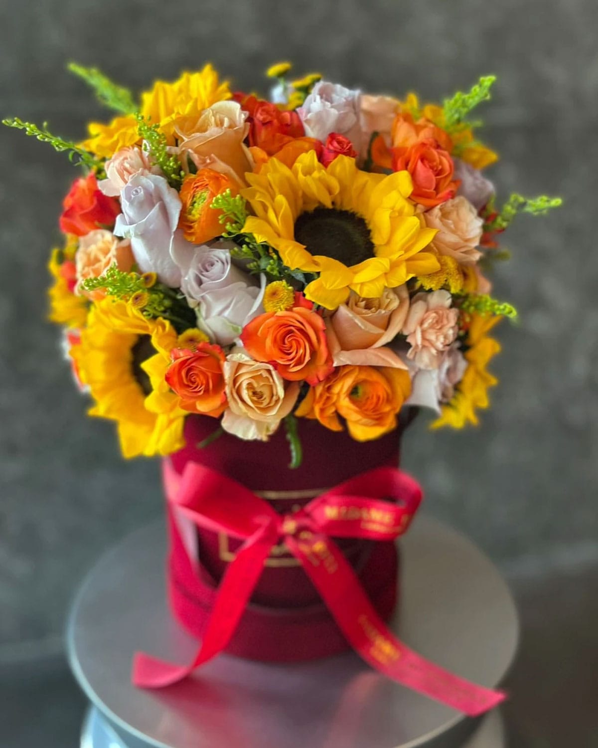 MARÍA es una escena dorada hecha flor. Un arreglo de girasoles y flores mixtas que despierta sonrisas, abraza con color y deja un recuerdo eterno. Creado para iluminar desde el alma, este diseño exclusivo de Madame Butterfly celebra la belleza de dar con generosidad y estilo.