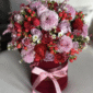 ONEGIN es un suspiro entre pétalos. Un instante detenido en terciopelo. Con la fuerza de un amor apasionado y la delicadeza de un romance eterno, este arreglo de rosas y pompones convierte cada flor en una promesa. Pensado para quienes saben mirar con el alma, y entregar belleza sin medida.