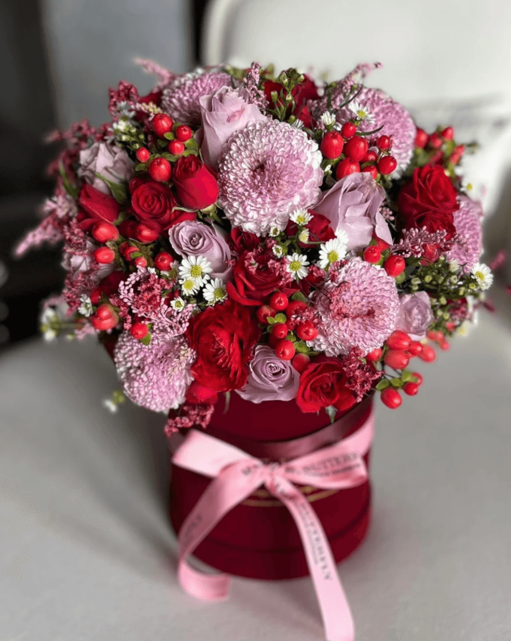 ONEGIN es un suspiro entre pétalos. Un instante detenido en terciopelo. Con la fuerza de un amor apasionado y la delicadeza de un romance eterno, este arreglo de rosas y pompones convierte cada flor en una promesa. Pensado para quienes saben mirar con el alma, y entregar belleza sin medida.