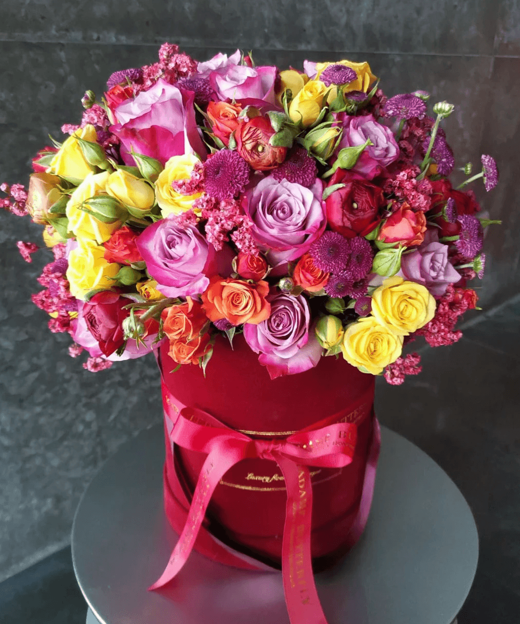 ROMEO es un gesto que nace del alma y florece en las manos, es un deseo profundo, una pasión que perdura, una historia que aún vibra. Con sus tonos intensos y su confección exquisita, este arreglo de flores mixtas en rojo y morado abraza los sentimientos más nobles y los convierte en arte.