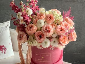 Inspirado en la esencia de lo etéreo, Seraphine es un arreglo que encarna gracia, pureza y feminidad divina. Cada flor ha sido cuidadosamente elegida para reflejar la delicadeza y el esplendor de una presencia que ilumina y bendice.