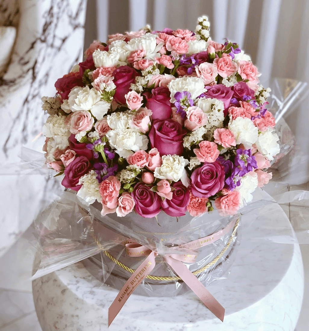 Como una melodía que florece en silencio, Magic Flute envuelve el alma con su armonía de tonos pasteles y delicadeza sublime. Cada flor parece susurrar ternura, belleza y gracia, mientras la caja de terciopelo abraza el conjunto con una suavidad que conmueve. Es un homenaje a la sensibilidad, al arte de regalar con elegancia, y a esa forma tan nuestra de decir mucho… sin decirlo todo.