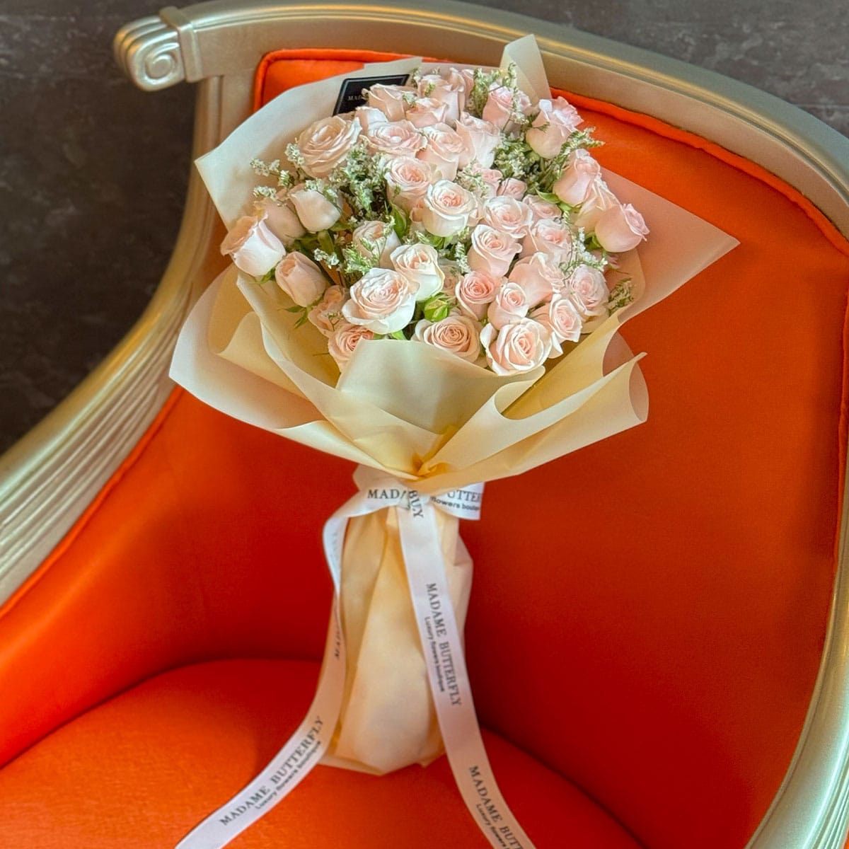 Glamour in Bloom de Madame Butterfly es un bouquet de mini rosas elegante y sofisticado, envuelto en papeles coreanos de diseño impecable. Creado para mujeres que valoran los gestos delicados y los detalles que hablan sin palabras, este bouquet transforma lo sencillo en sublime. Perfecto para regalar presencia, ternura y estilo, en un solo movimiento.