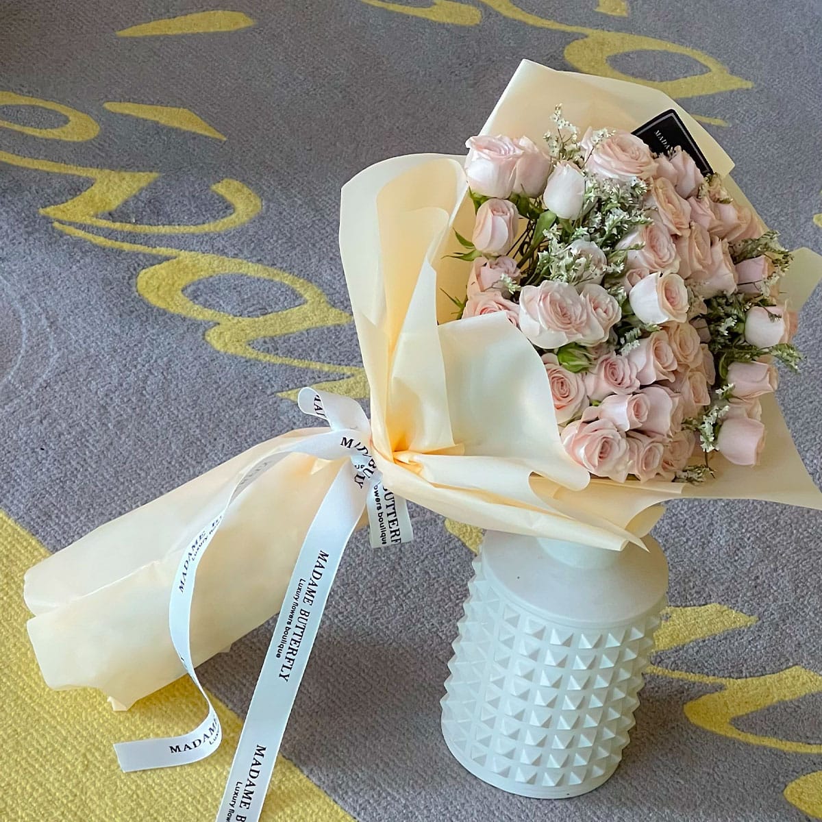Glamour in Bloom de Madame Butterfly es un bouquet de mini rosas elegante y sofisticado, envuelto en papeles coreanos de diseño impecable. Creado para mujeres que valoran los gestos delicados y los detalles que hablan sin palabras, este bouquet transforma lo sencillo en sublime. Perfecto para regalar presencia, ternura y estilo, en un solo movimiento.