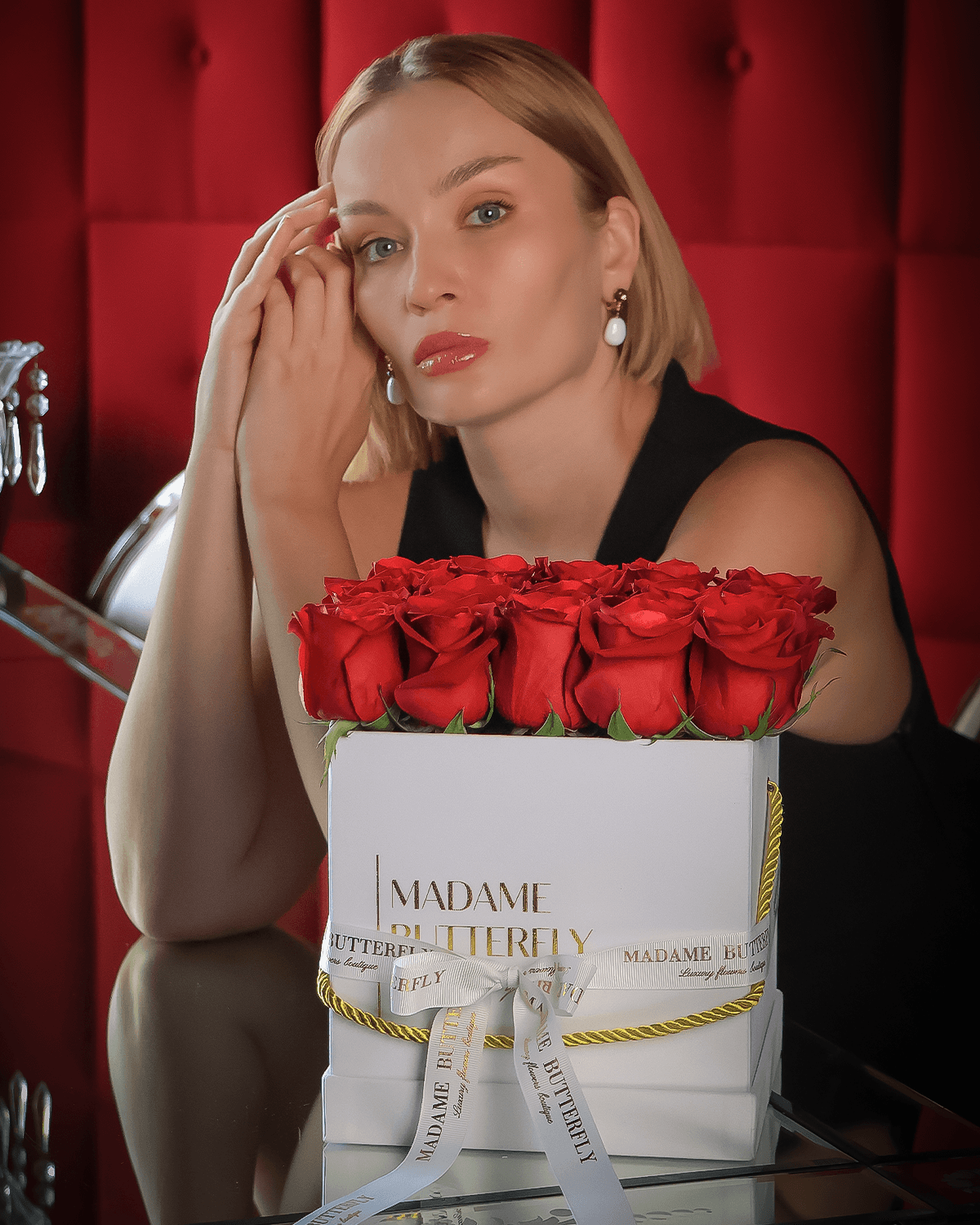 Dentro de cada rosa descansa un recuerdo suyo, cada pétalo guarda un susurro de gratitud hacia la mujer que marcó su vida. DEMI MERE entrega amor, historia y elegancia en su forma más pura.