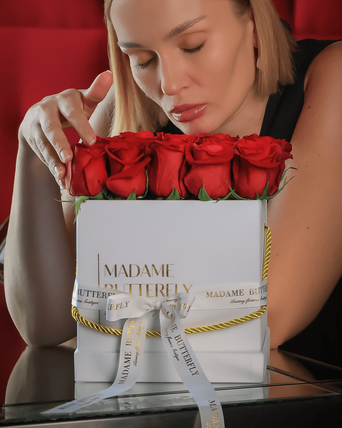 Dentro de cada rosa descansa un recuerdo suyo, cada pétalo guarda un susurro de gratitud hacia la mujer que marcó su vida. DEMI MERE entrega amor, historia y elegancia en su forma más pura.