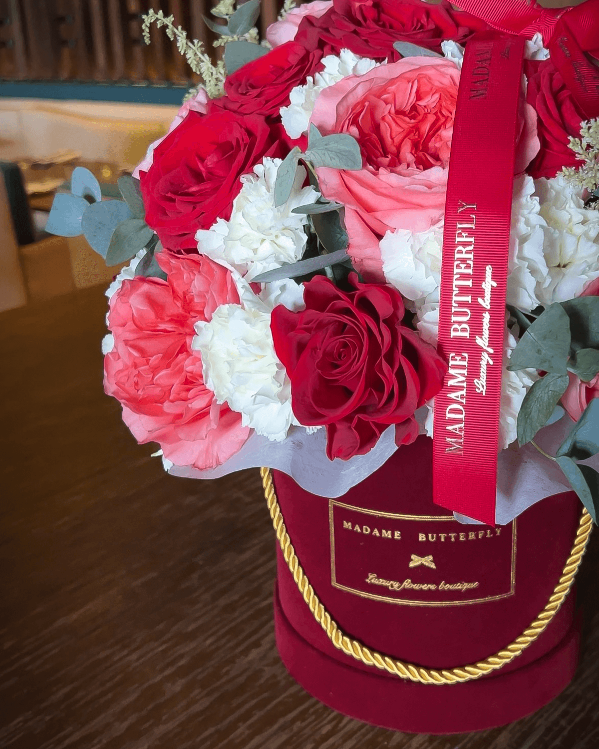 Crea una descripción de producto woocommerce para el nuevo arreglo de flores ESSENCE Incluye "Arreglo de lujo para mamá" al menos tres veces, y que aparezca en el primer párrafo. El texto debe tener al menos 500 palabras y contar con tres títulos. CONTEXTO: Es un arreglo de rosas y flores mixtas en tonos de rosado, rojo y blanco, en una elegante caja de terciopelo color burgundy. con detalles en dorado característicos de Madame Butterfly. Incluye un sobre de marca, una tarjeta de regalo personalizada para su mensaje. Es de nuestra colección "Her Eternal Grace" de Madame Butterfly para el día de las madres de Panamá del 2025 que se celebra el 8 de diciembre. Centra la belleza en lo tierno, lo elegante, detallista y perfecto, con un hermoso sobre en terciopelo y el más alto cuidado de la estética para representar lo bello, que transmite la elegancia que caracteriza a una marca de alta calidad y prestigio. El arreglo es de Madame Butterfly. El texto debe estar construido en oraciones de menos de 25 palabras. El texto debe incluir una densidad de conectores y transiciones superior al 40%. Nosotros siempre le hablamos de usted al cliente, en ese tono. Luego, en la parte interior, coloca una pequeña descripción de alrededor de un párrafo corto, emocional y poético que invite a la compra, por lo menos tres oraciones, una descripción elegante, lujosa, y alineada con la identidad de Madame Butterfly, con storytelling, que tenga creatividad, sea elegante, audaz, y al mismo tiempo muy exclusivo.