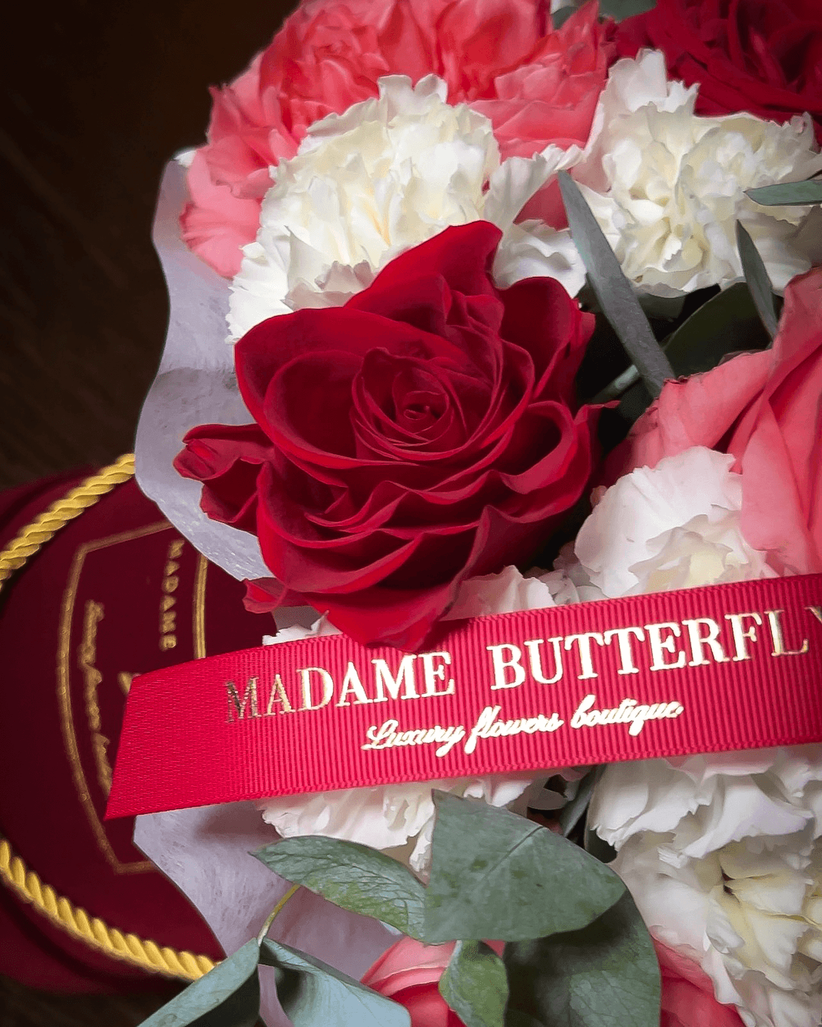 Crea una descripción de producto woocommerce para el nuevo arreglo de flores ESSENCE Incluye "Arreglo de lujo para mamá" al menos tres veces, y que aparezca en el primer párrafo. El texto debe tener al menos 500 palabras y contar con tres títulos. CONTEXTO: Es un arreglo de rosas y flores mixtas en tonos de rosado, rojo y blanco, en una elegante caja de terciopelo color burgundy. con detalles en dorado característicos de Madame Butterfly. Incluye un sobre de marca, una tarjeta de regalo personalizada para su mensaje. Es de nuestra colección "Her Eternal Grace" de Madame Butterfly para el día de las madres de Panamá del 2025 que se celebra el 8 de diciembre. Centra la belleza en lo tierno, lo elegante, detallista y perfecto, con un hermoso sobre en terciopelo y el más alto cuidado de la estética para representar lo bello, que transmite la elegancia que caracteriza a una marca de alta calidad y prestigio. El arreglo es de Madame Butterfly. El texto debe estar construido en oraciones de menos de 25 palabras. El texto debe incluir una densidad de conectores y transiciones superior al 40%. Nosotros siempre le hablamos de usted al cliente, en ese tono. Luego, en la parte interior, coloca una pequeña descripción de alrededor de un párrafo corto, emocional y poético que invite a la compra, por lo menos tres oraciones, una descripción elegante, lujosa, y alineada con la identidad de Madame Butterfly, con storytelling, que tenga creatividad, sea elegante, audaz, y al mismo tiempo muy exclusivo.