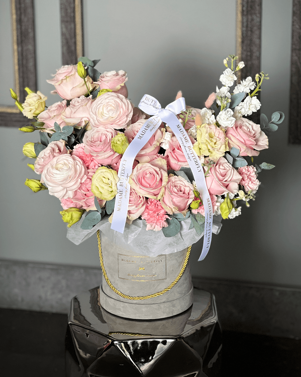 En cada rosa descansa un gesto de agradecimiento, en cada tono delicado vibra la memoria de todo lo que mamá ha sido. PARFUM reúne delicadeza, lujo y emoción en una sola pieza, y se confía como un homenaje íntimo.