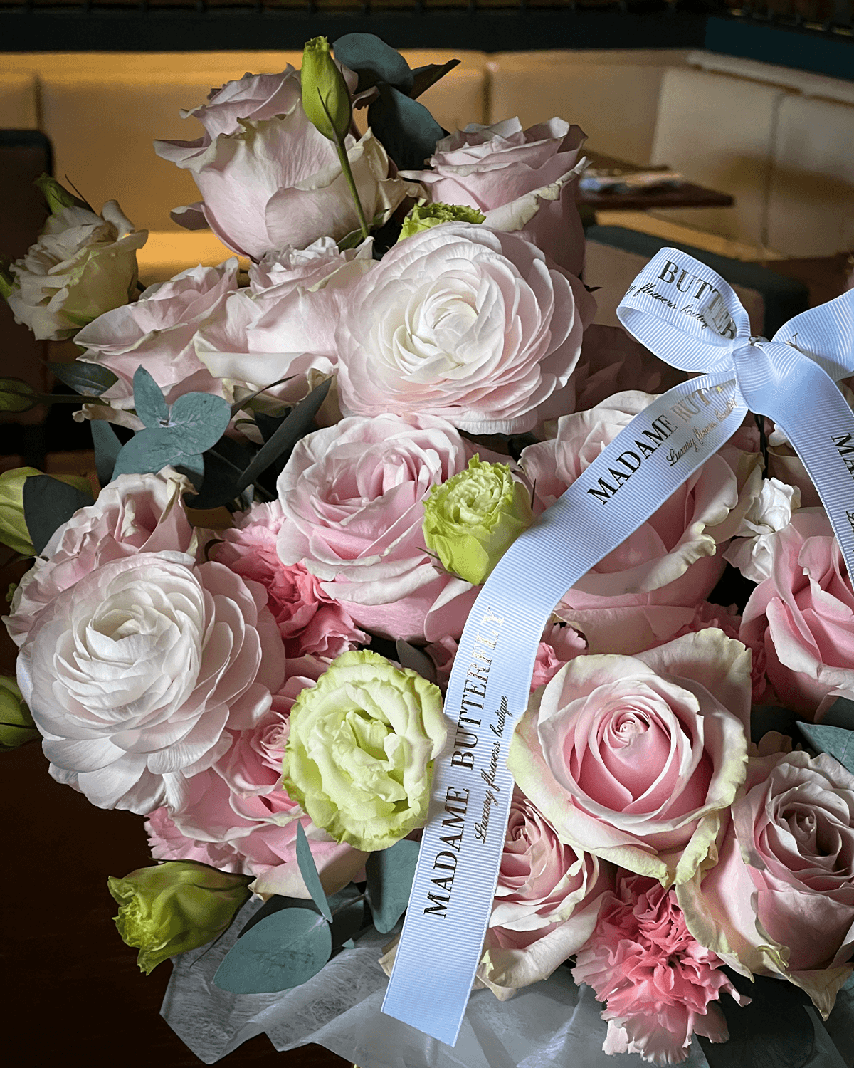 En cada rosa descansa un gesto de agradecimiento, en cada tono delicado vibra la memoria de todo lo que mamá ha sido. PARFUM reúne delicadeza, lujo y emoción en una sola pieza, y se confía como un homenaje íntimo.