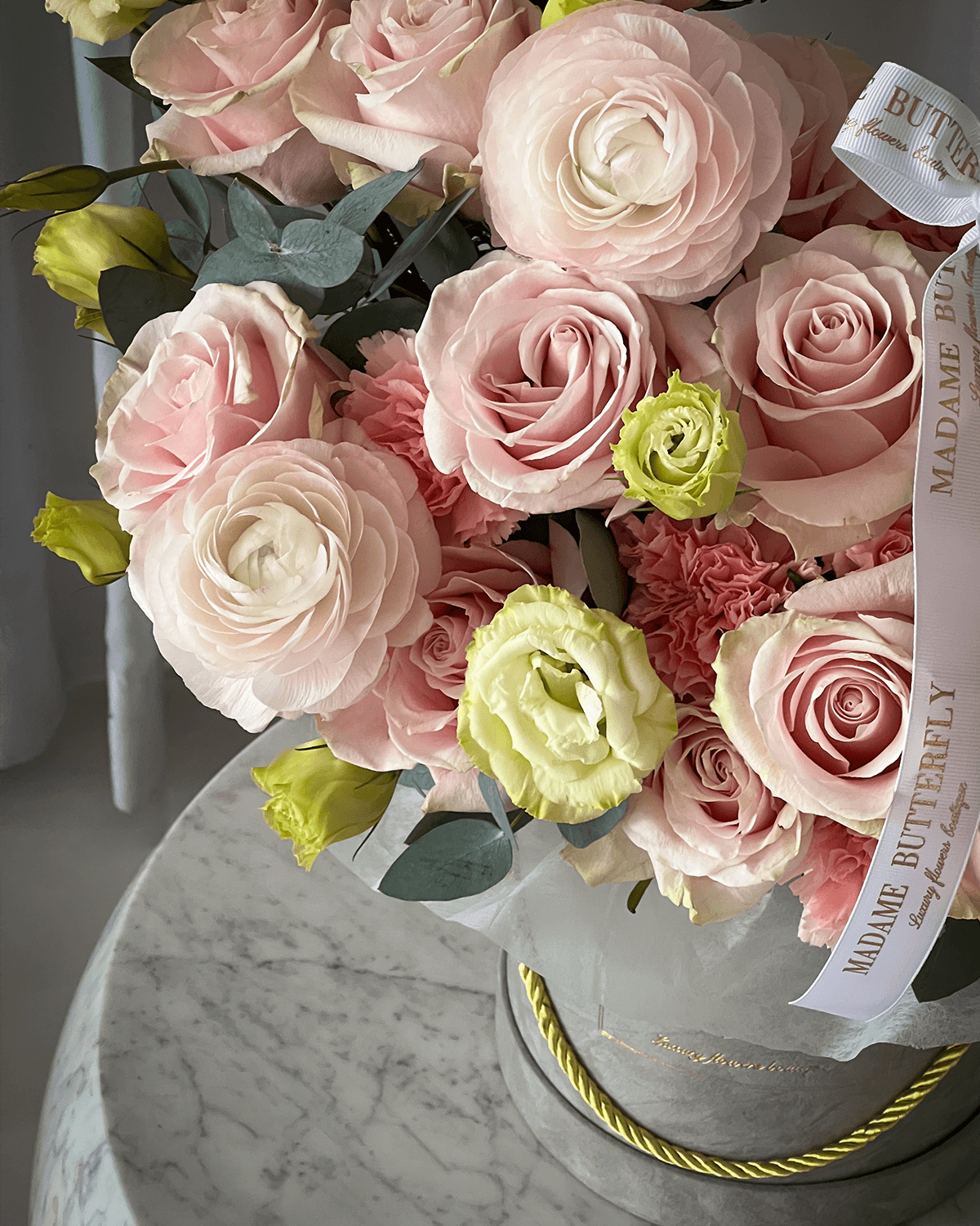 En cada rosa descansa un gesto de agradecimiento, en cada tono delicado vibra la memoria de todo lo que mamá ha sido. PARFUM reúne delicadeza, lujo y emoción en una sola pieza, y se confía como un homenaje íntimo.