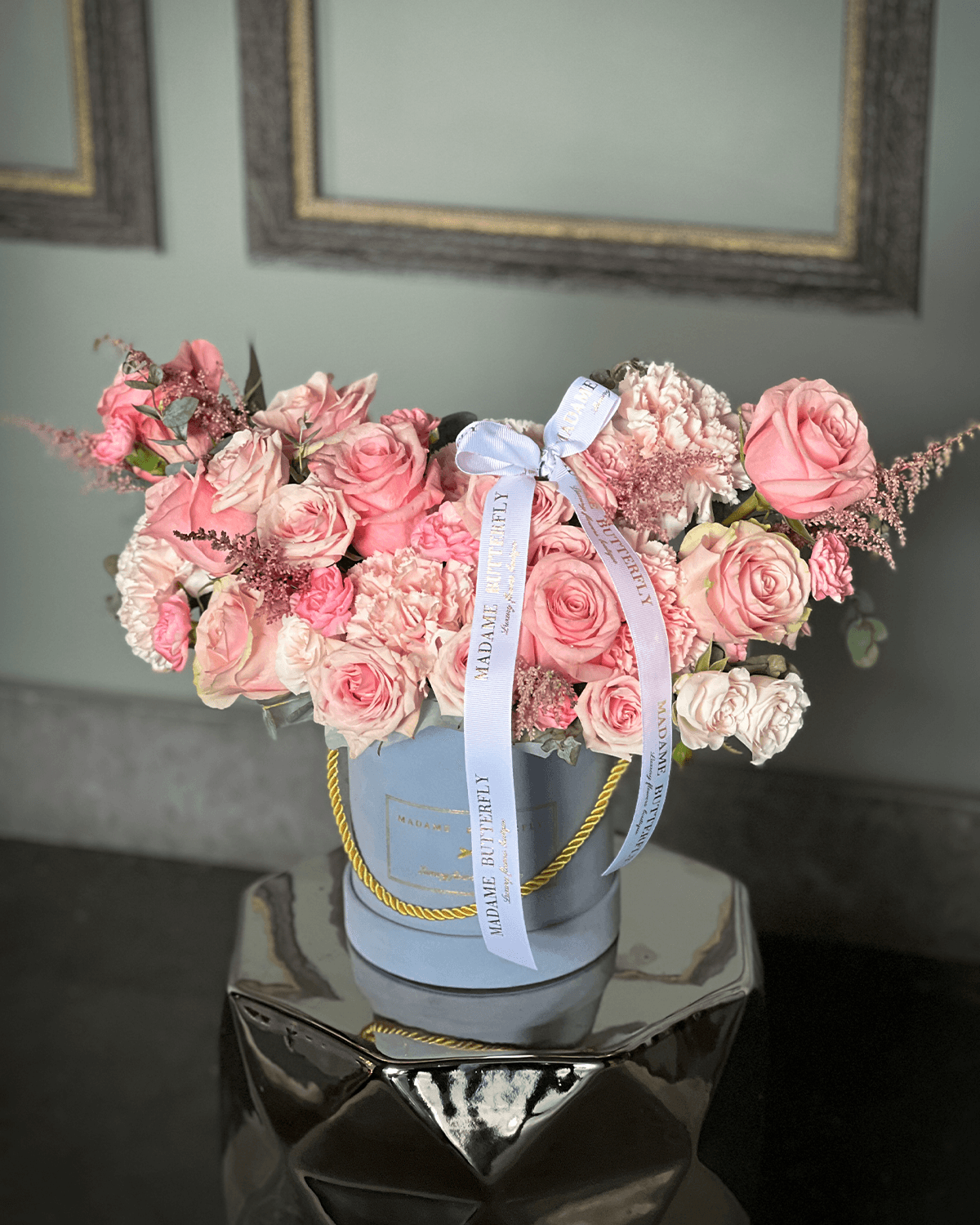 Este diseño, creado con sensibilidad y lujo, invita a honrar un lazo eterno. Y al regalarlo, usted entrega belleza, gratitud y una historia contada en tonos delicados. Una pieza para conmover, elevar y abrazar el corazón de mamá.