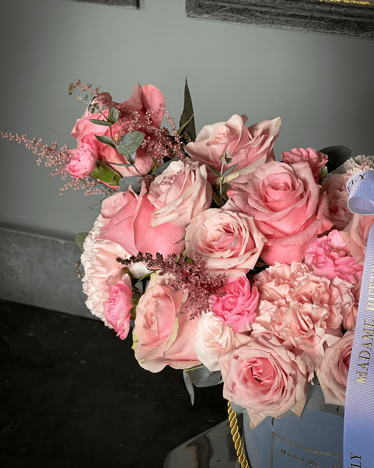 Este diseño, creado con sensibilidad y lujo, invita a honrar un lazo eterno. Y al regalarlo, usted entrega belleza, gratitud y una historia contada en tonos delicados. Una pieza para conmover, elevar y abrazar el corazón de mamá.