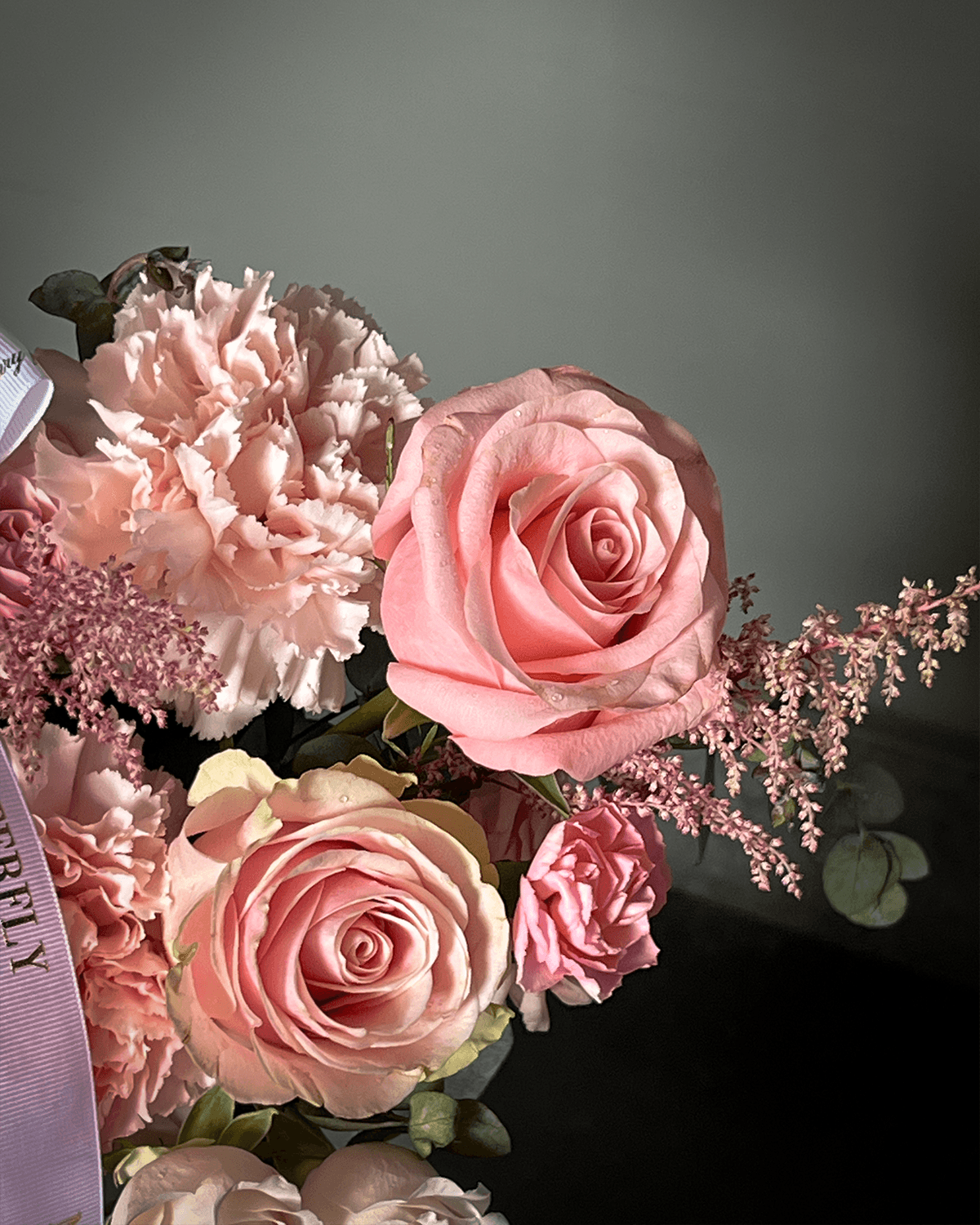 Este diseño, creado con sensibilidad y lujo, invita a honrar un lazo eterno. Y al regalarlo, usted entrega belleza, gratitud y una historia contada en tonos delicados. Una pieza para conmover, elevar y abrazar el corazón de mamá.