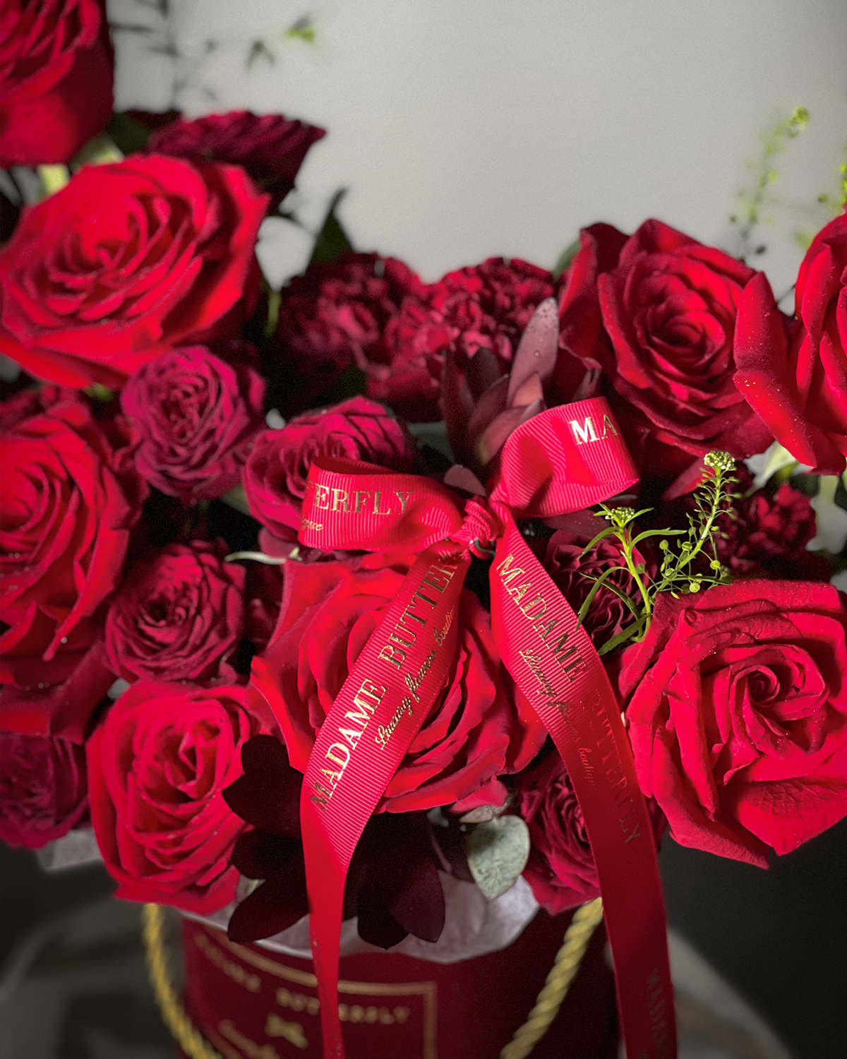 Cada rosa guarda un susurro de amor profundo, cada tono rojo recuerda la fuerza tierna que solo una madre irradia. PETITE SOUFFLE abraza emociones intensas y transforma un momento en un recuerdo eterno.