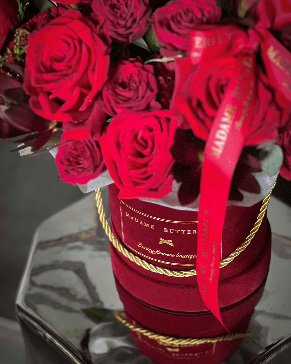 Cada rosa guarda un susurro de amor profundo, cada tono rojo recuerda la fuerza tierna que solo una madre irradia. PETITE SOUFFLE abraza emociones intensas y transforma un momento en un recuerdo eterno.