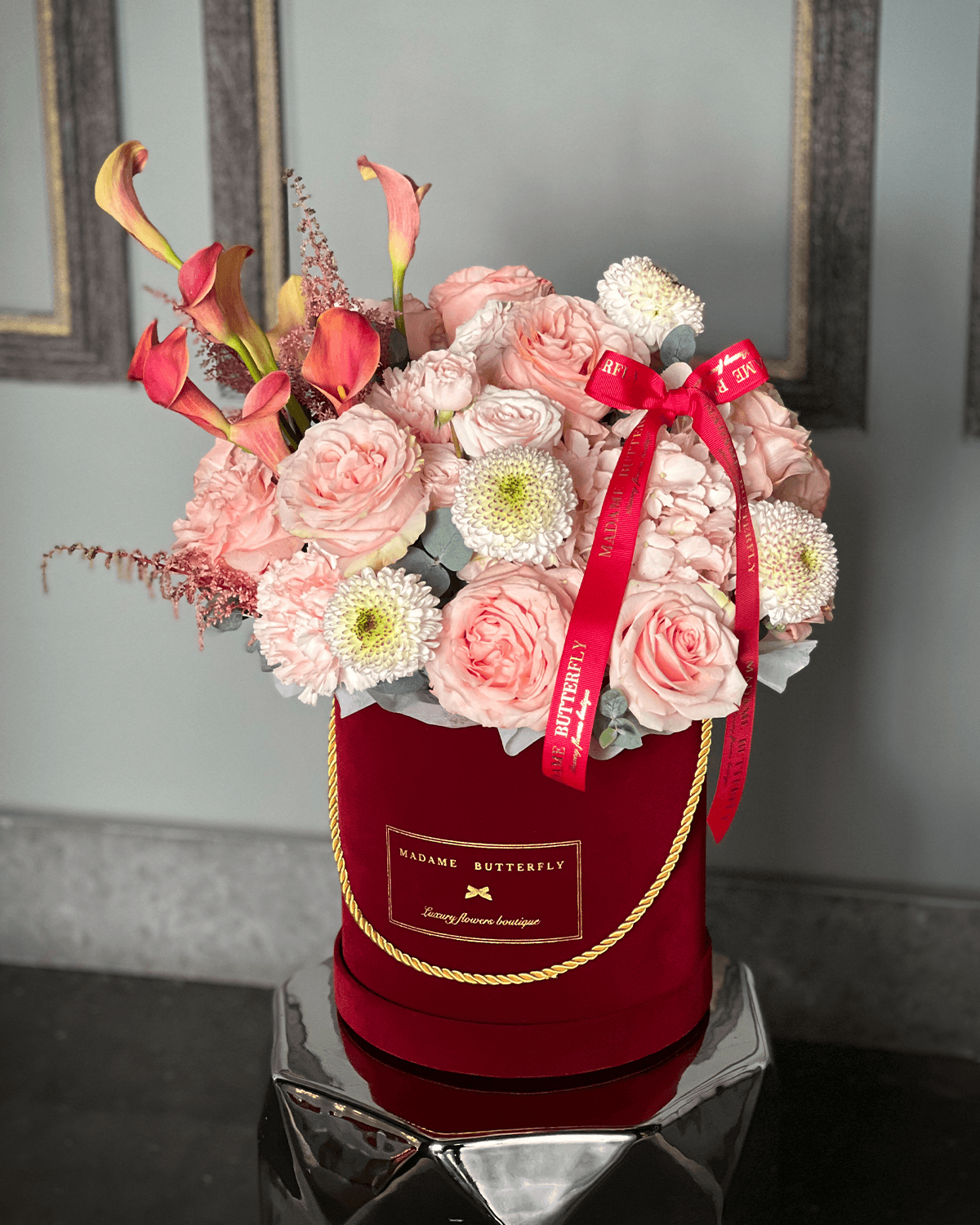 Los tonos peach, suaves como un amanecer que toca la piel, murmuran la delicadeza y la gracia del amor materno. SUBLIME se convierte en un tributo que respira belleza y eleva el cariño a la categoría de arte, creado para honrar a mamá con la elegancia eterna que siempre ha llevado en su alma.