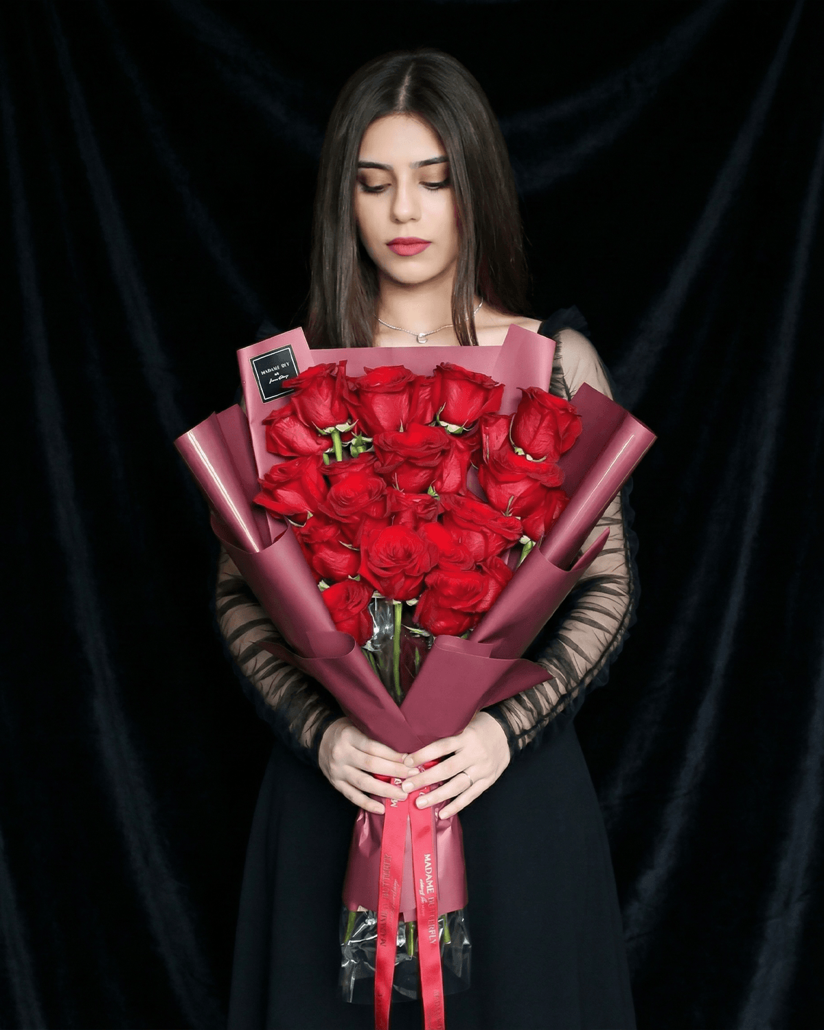 Rosas rojas que laten como promesas, envueltas en burgundy y selladas con la elegancia del dorado. Este gesto no es fugaz: es presencia, es devoción, es memoria que permanece.