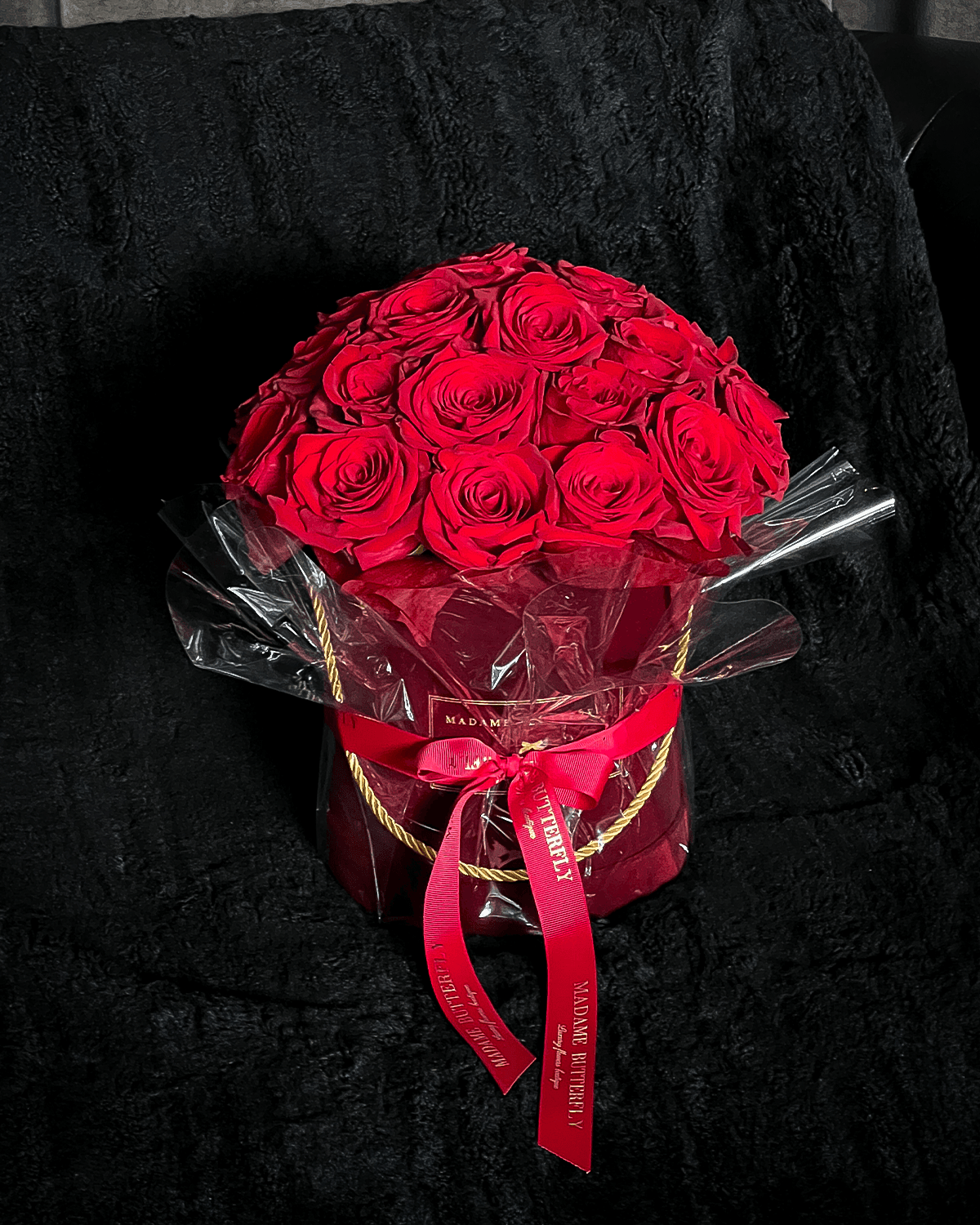 Sus rosas rojas, abrazadas por el terciopelo burgundy, evocan promesas firmes, miradas profundas y sentimientos que saben permanecer. Es un regalo elegante y romántico, creado para quienes saben que amar también es elegir con detenimiento.