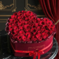 GRÂCE HEART es un latido envuelto en terciopelo, creado para amar sin prisa y recordar sin olvido. Cada rosa guarda una emoción profunda, mientras el corazón burgundy protege promesas que desean permanecer.