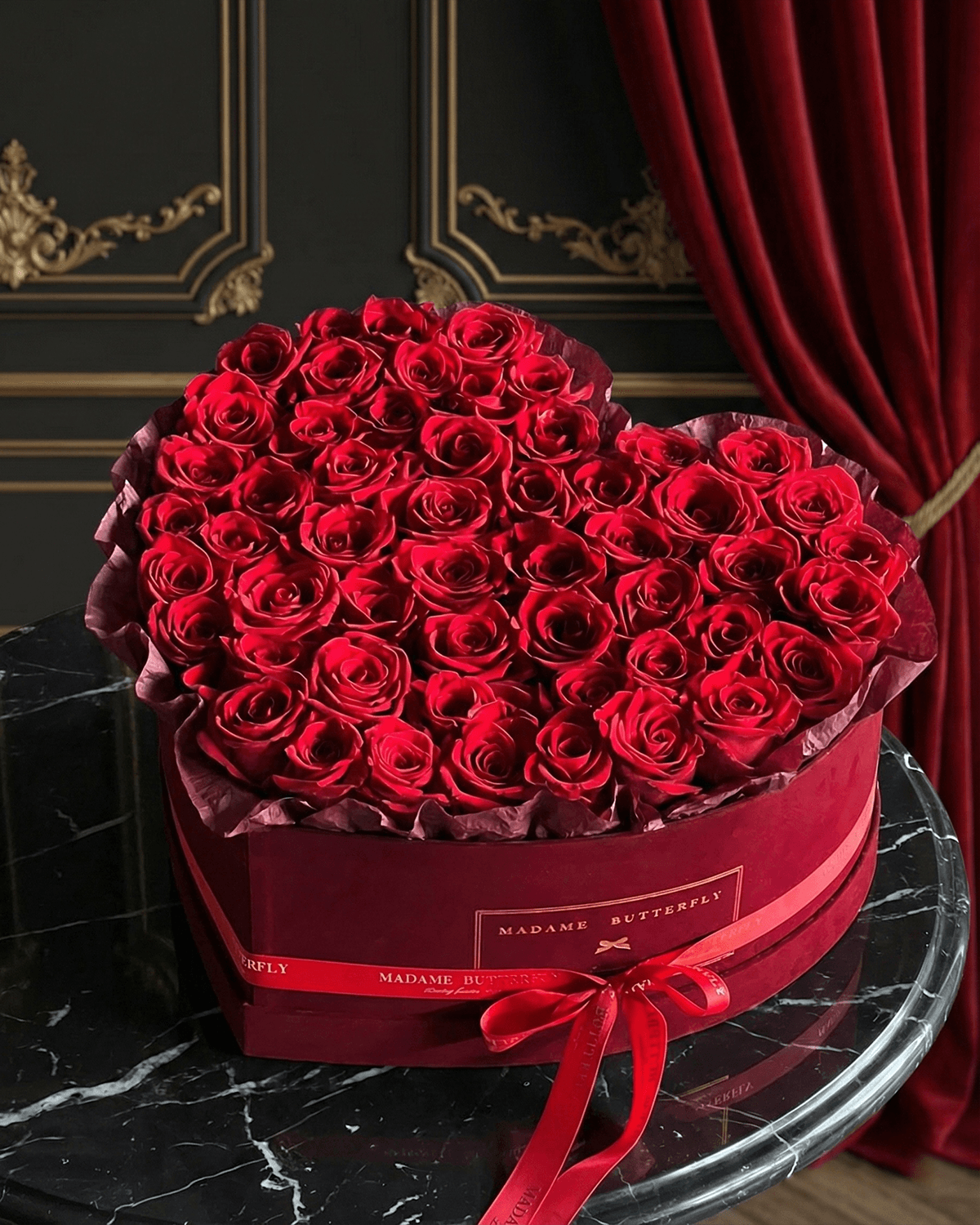 GRÂCE HEART es un latido envuelto en terciopelo, creado para amar sin prisa y recordar sin olvido. Cada rosa guarda una emoción profunda, mientras el corazón burgundy protege promesas que desean permanecer.