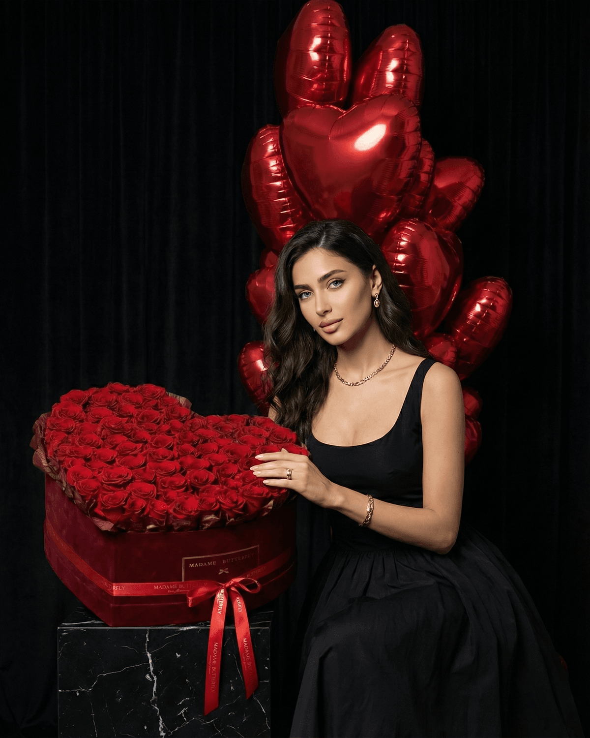 GRÂCE HEART es un latido envuelto en terciopelo, creado para amar sin prisa y recordar sin olvido. Cada rosa guarda una emoción profunda, mientras el corazón burgundy protege promesas que desean permanecer.