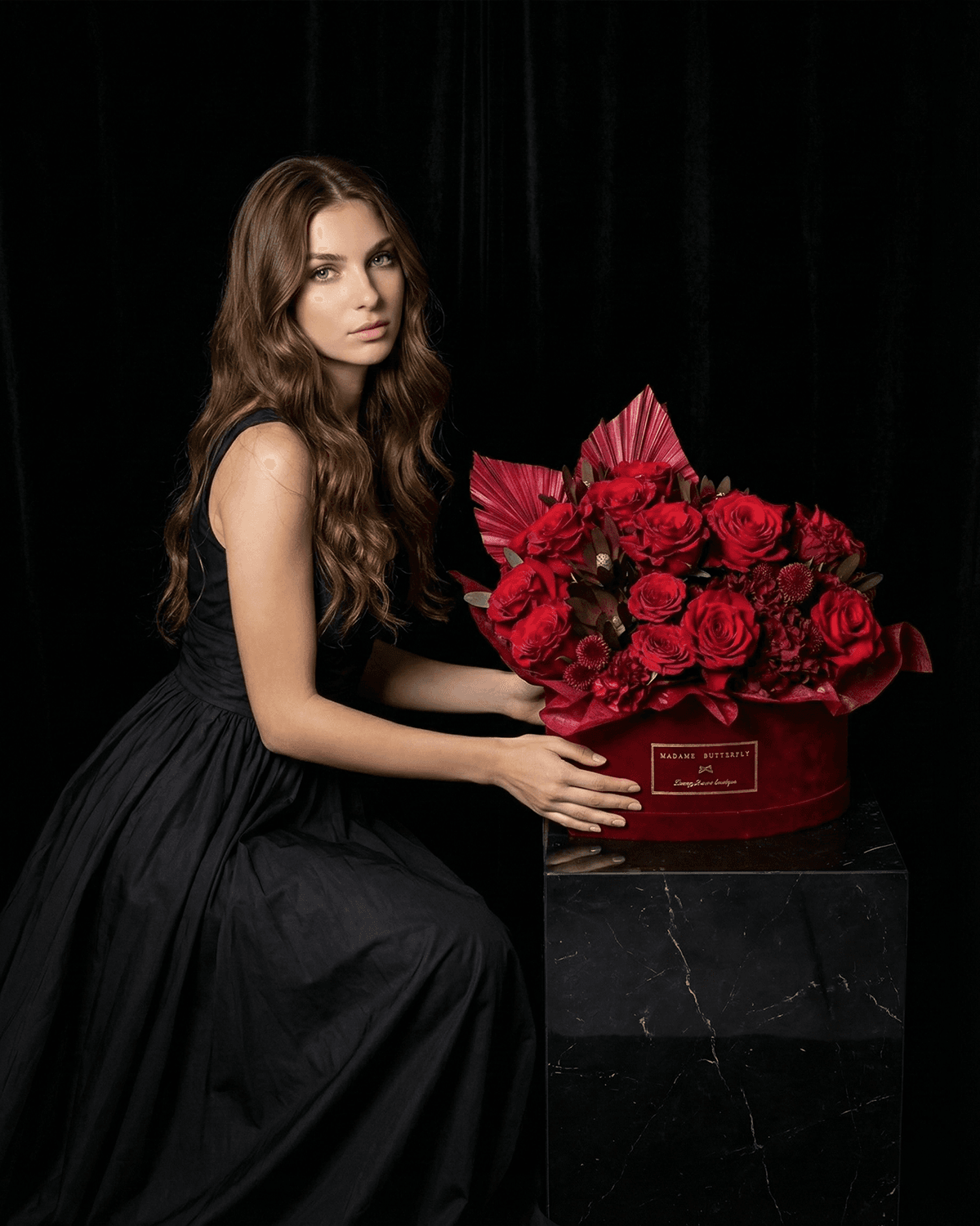 Dentro de este corazón habita un amor que no necesita palabras. El terciopelo guarda la promesa, las flores laten con emoción y el silencio se vuelve presencia. ÉMOTION transforma el sentimiento en forma, textura y memoria.