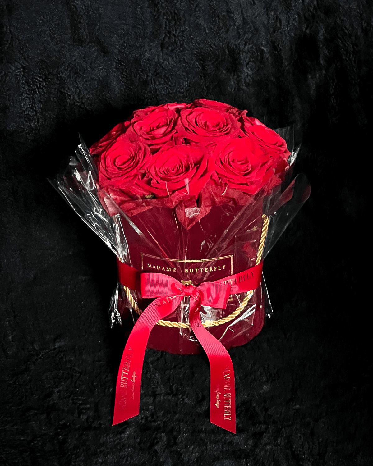 PETITE BURGUNDY es una caricia envuelta en terciopelo, un susurro de amor que permanece. Cada rosa guarda una emoción profunda, dicha sin palabras y ofrecida con intención.