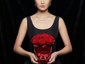 PETITE BURGUNDY es una caricia envuelta en terciopelo, un susurro de amor que permanece. Cada rosa guarda una emoción profunda, dicha sin palabras y ofrecida con intención.