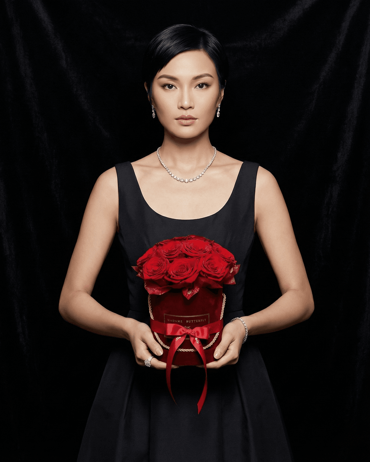 PETITE BURGUNDY es una caricia envuelta en terciopelo, un susurro de amor que permanece. Cada rosa guarda una emoción profunda, dicha sin palabras y ofrecida con intención.