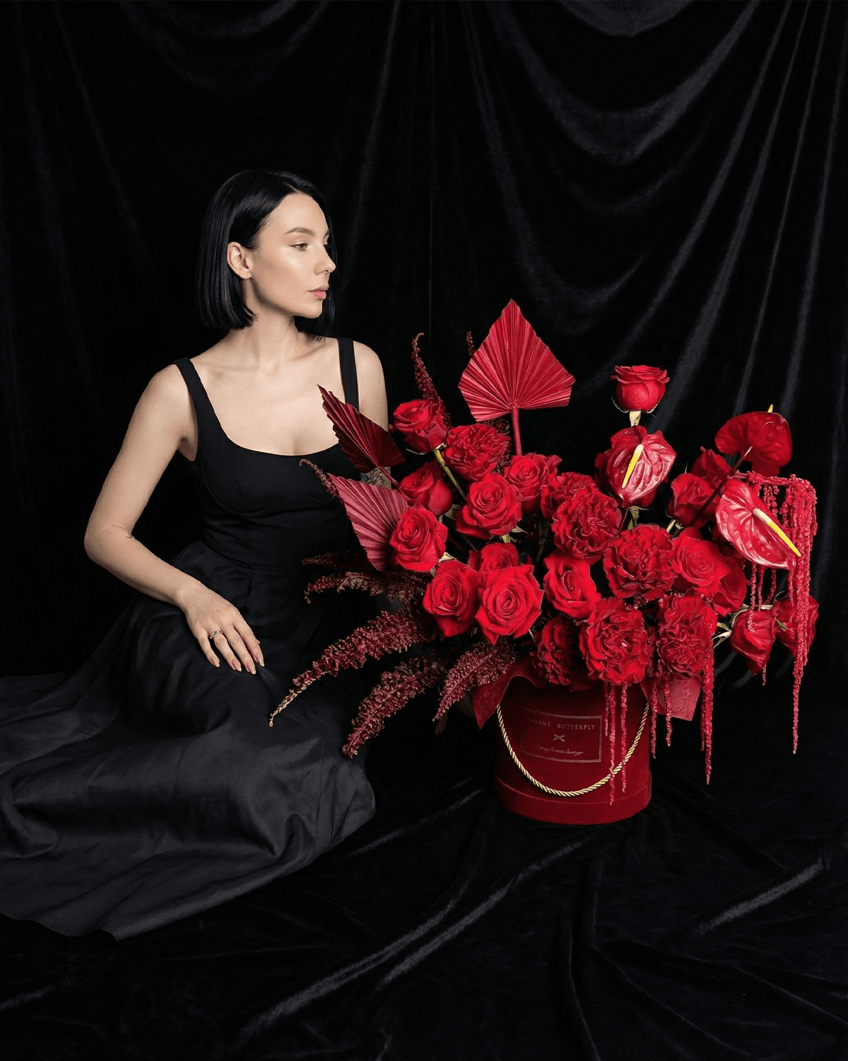 PRÉSAGE es un presagio de amor envuelto en terciopelo, creado para quienes entienden que amar es anticipar y permanecer. Las rosas rojas dialogan con la profundidad del burgundy, mientras el dorado guarda la promesa con solemnidad.