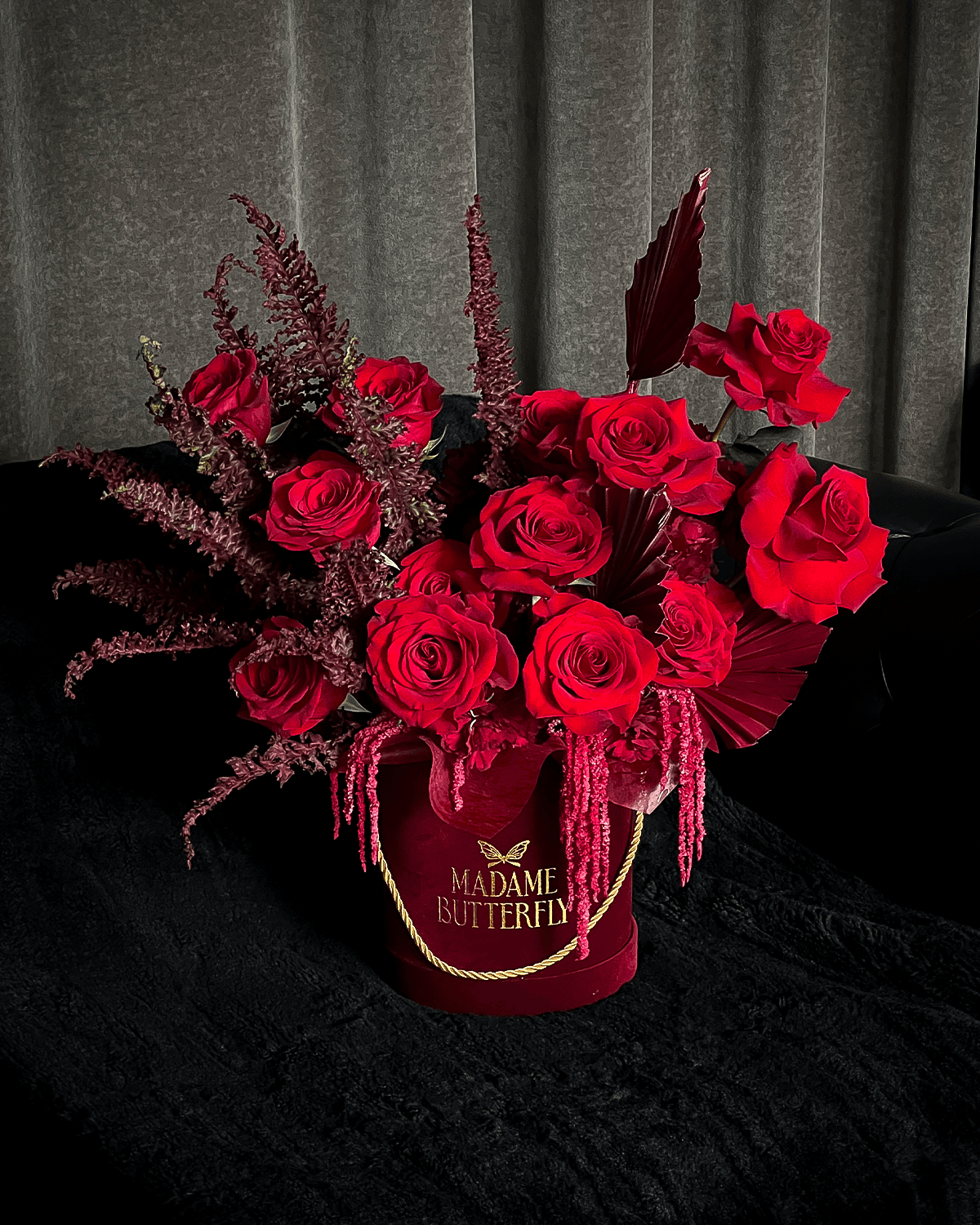 Cada flor representa una promesa que no necesita palabras, solo presencia, tiempo y lealtad. SÉRMENT nace para celebrar un amor que no se desvanece, uno que se elige cada día y permanece, incluso cuando el tiempo avanza.