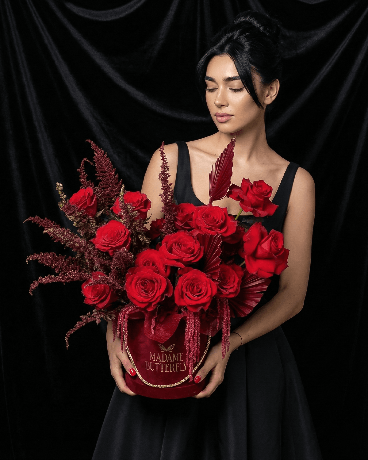 Un acto de amor envuelto en terciopelo, creado para quienes entienden que amar es elegir con elegancia. Cada rosa roja descansa como un juramento, mientras el burgundy profundo guarda la emoción con solemnidad.